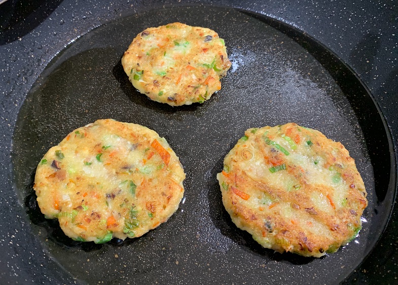 daikon mochi cakes in frying pan