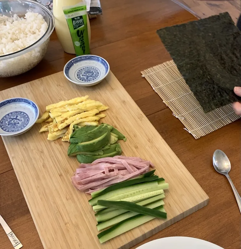 preparing to roll the salada maki sushi roll