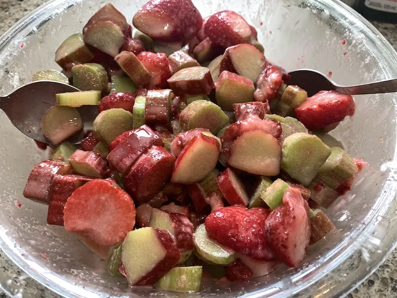 gluten free rhubarb and strawberry pie filling