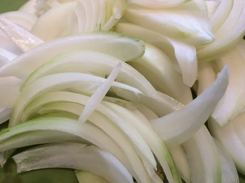 sliced onions