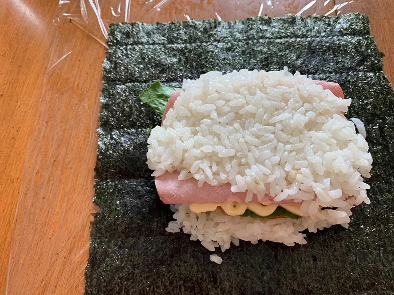 top layer of rice on the onigirazu