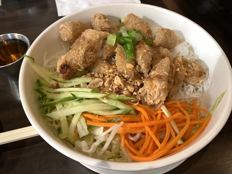 Vermicelli with 4 gluten-free Spring Rolls bowl